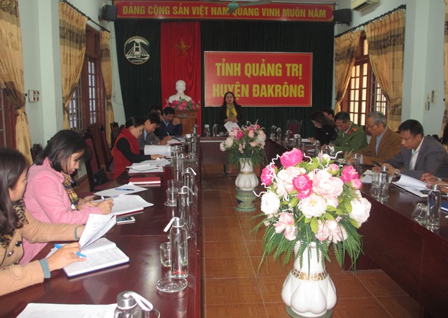 Đồng chí Hồ Thị Kim Cúc - Phó Chủ tịch UBND huyện, Trưởng Ban chỉ đạo huyện chủ trì cuộc họp