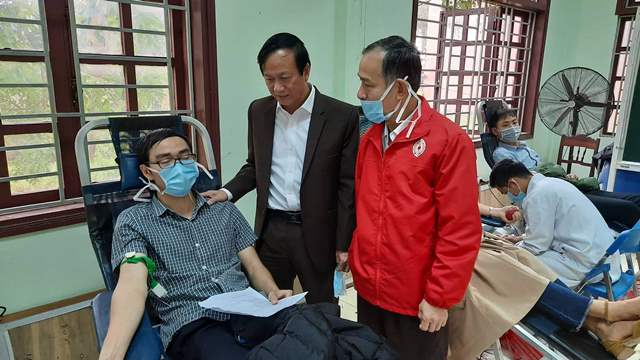 Ông Đỗ Văn Hùng - GĐ Sở Y tế (người đứng ở giữa) và Ông Nguyễn Đình Chiến - Chủ tịch Hội CTĐ tỉnh (người mặc áo đỏ) động viên người hiến máu