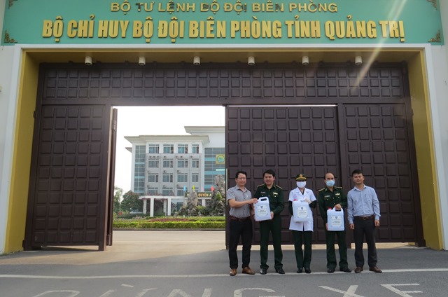 Trao nước rửa tay khô cho Bộ chỉ huy Biên phòng tỉnh Quảng Trị