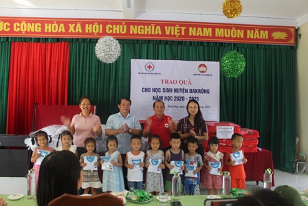 Đại diện Thường trực Hội CTĐ tỉnh và UBMTTQVN thị xã Quảng Trị trao quà cho giáo viên và học sinh tại điểm trường mầm non Hoa Lan