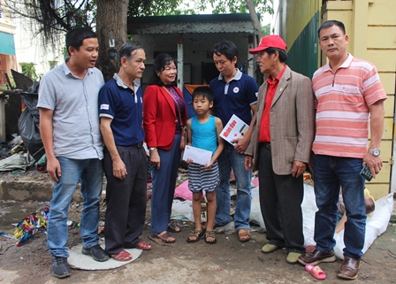 Đại diện tỉnh Hội, Trung tâm hành động bom mìn, Ban cán sự khu phố trao hỗ trợ cho cháu Trần Phi Hùng