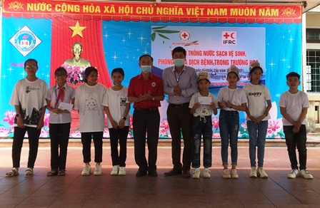 Ông Nguyễn Đình Chiến, Chủ tịch tỉnh Hội trao thưởng cho các đội thi