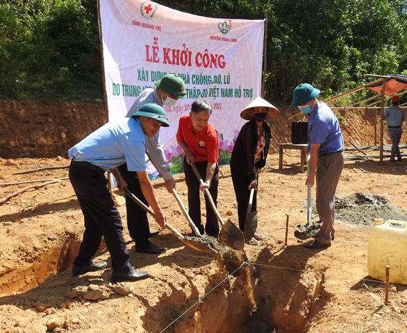 Khởi công nhà chống bão, lũ cho gia đình bà Hồ Thị Xoa ở bản Xà Nin, xã Vĩnh Ô, huyện Vĩnh Linh