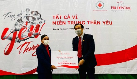 Ông Trần Thanh Hải, PCT tỉnh Hội nhận biển tượng tài trợ từ đại diện Prudential
