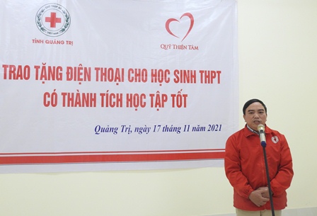 Ông Trần Thanh Hải, PCT, thay mặt Thường trực tỉnh Hội phát biểu tại buổi trao tặng điện thoại cho các em HS