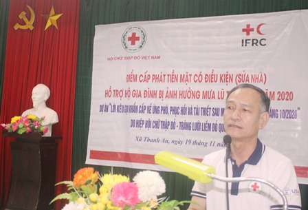 Ông Nguyễn Đình Chiến - Chủ tịch tỉnh Hội phát biểu tại buổi cấp phát